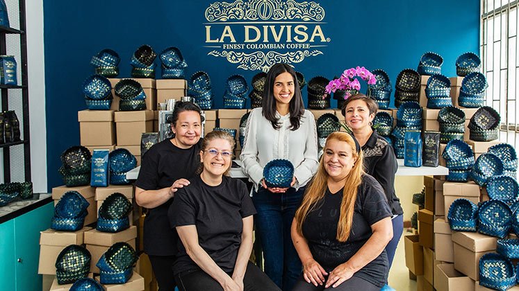 Ecomujeres by La Divisa, un proyecto que transforma empaques de café en piezas de moda artesanal. / Foto: Cortesía