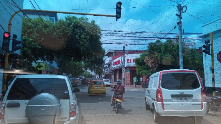 El motociclista poco le importó que la luz del semáforo estuviera en rojo, igual siguió de largo./Foto orlando Carvajal/La Opinión