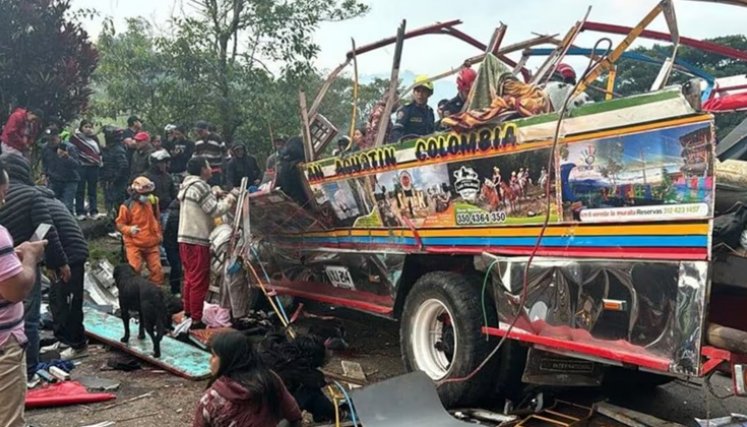 Al menos siete personas muertas, entre ellas dos menores de edad, dejó el choque de una ‘chiva’ en la vía San Agustín-italito, en Huila: hay 20 personas lesionadas.