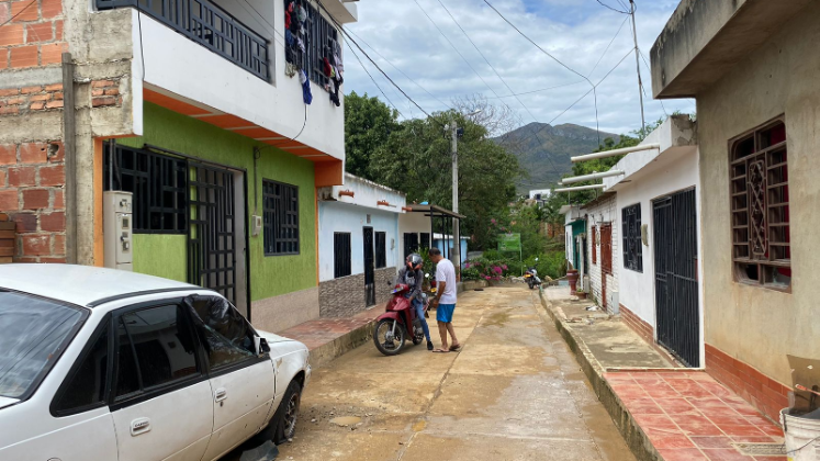 Dos uniformados fueron emboscados en la calle 14 del barrio Llanitos..