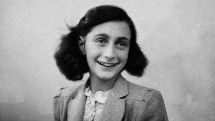 Esta es la historia de Ana Frank, una joven escritora innata que un 2 de septiembre de 1944 entró al campo de concentración más letal de la Segunda Guerra junto a su familia.