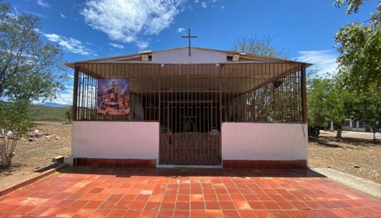 Hay una pequeña capilla a la entrada del sector donde se realizan las actividades religiosas. / Foto: Nicolás Mojica.