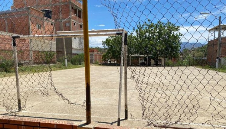 La cancha y los gimnasios biosaludables se encuentran en pésimo estado./ Foto: Nicolás Mojica.