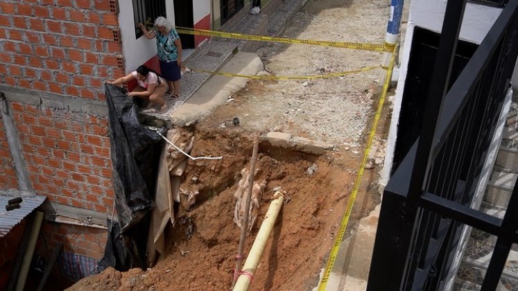 Los escombros acabaron con una humilde vivienda y hay otras casas a punto de colapsar. /Fotos: Cortesía / La Opinión