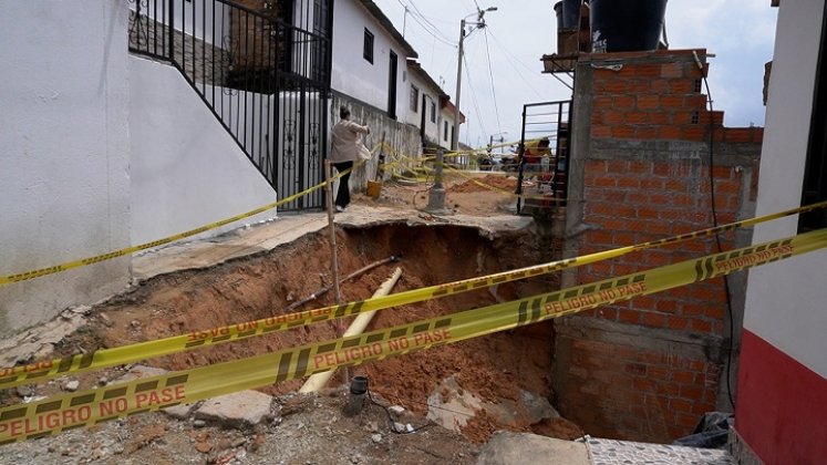 Los escombros acabaron con una humilde vivienda y hay otras casas a punto de colapsar. /Fotos: Cortesía / La Opinión