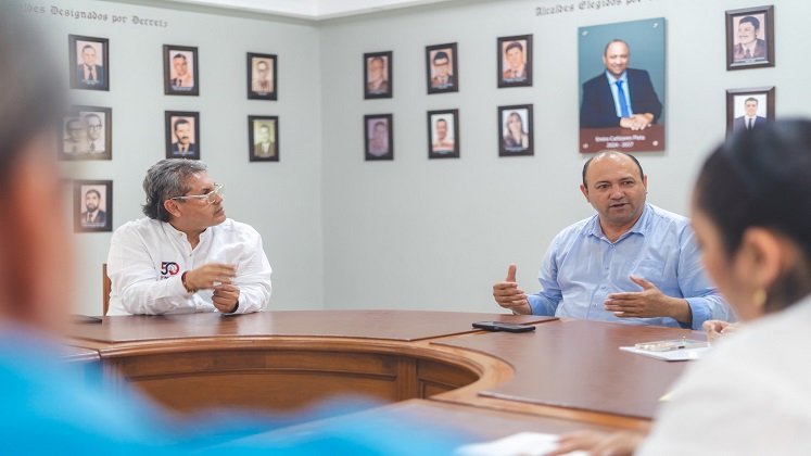 Arnulfo Sánchez (izquierda), director de Ifinorte, y el alcalde de Ocaña, Emiro Cañizares./ Foto: Foto cortesía