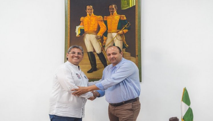 Arnulfo Sánchez (izquierda), director de Ifinorte, y el alcalde de Ocaña, Emiro Cañizares./ Foto: Foto cortesía