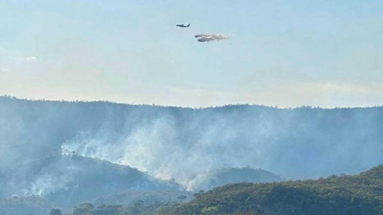 Según la UNGRD, en el Tolima hay ocho incendios activos y en Huila cinco. El fuego ha afectado más de 7.473 hectáreas en distintas zonas.