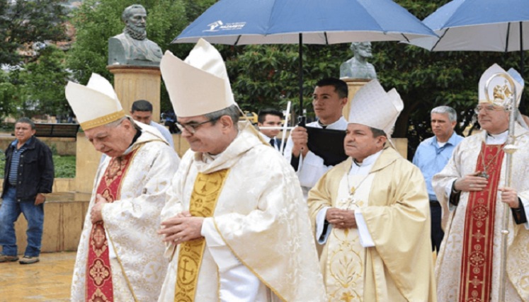El nuevo obispo católico de Ocaña, monseñor Orlando Olave Villanova, arriba este viernes./ Foto: Cortesía