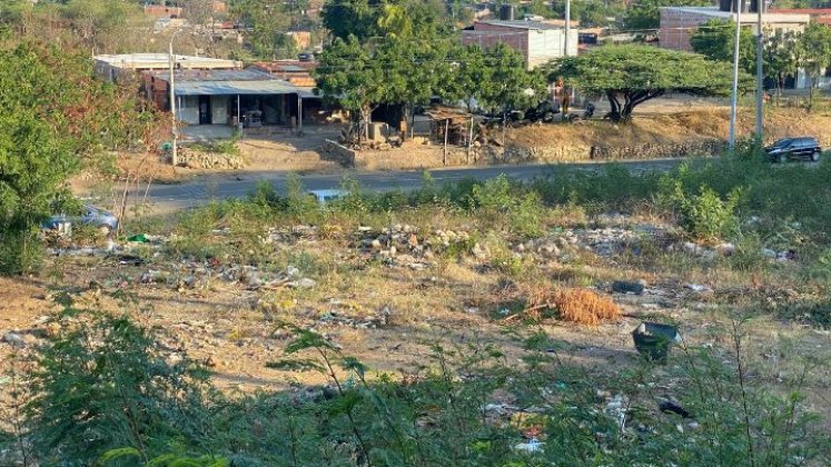 A las afueras de Navarro Wolf hay basura botada en un lote baldío. 