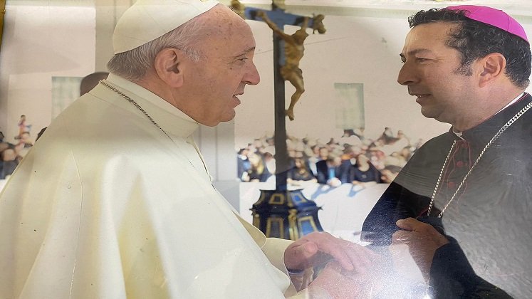 El nuevo obispo católico de Ocaña, monseñor Orlando Olave Villanova, arriba este viernes./ Foto: Cortesía