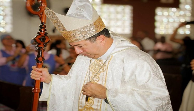 El nuevo obispo católico de Ocaña, monseñor Orlando Olave Villanova, arriba este viernes./ Foto: Cortesía
