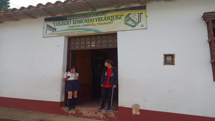 Moradores del corregimiento de Otaré claman la reubicación del colegio Edmundo Velásquez, antes que ocurra una tragedia. /Foto:  cortesía La Opinión.