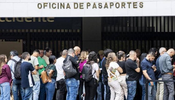 El Gobierno cedió y prorrogó el contrato de pasaportes hasta 2025. Entre denuncias de favoritismo, evitó una crisis.