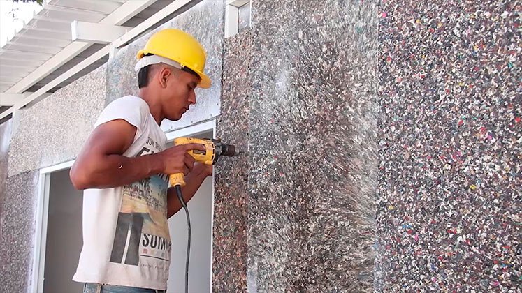 Las paredes de la casa están fabricadas en plástico reciclado, convertidos en paneles. Allí funciona un fábrica de perfumes desde hace 5 años, cuando se materializó el proyecto de los empresarios./ Foto Cortesía