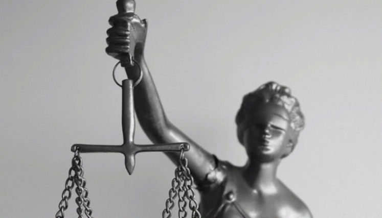 Un video grabado con la cámara de vigilancia de la casa reveló el accionar de la menor contra su madre y padrastro. Una niña fue testigo clave en la audiencia.