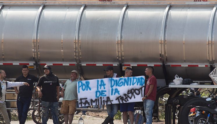 El sector transporte de carga se para firme contra el alza del diésel. Los bloqueos generaron afectaciones./ Foto Juan Pablo Cohen-La Opinión