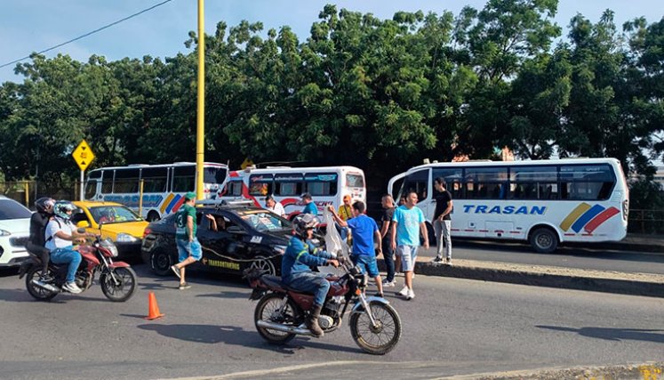 Con varias consignas contra el aumento del ACPM, pintadas en las busetas, los conductores se sumaron al paro de transporte./ Foto Laura Serrano-La Opinión
