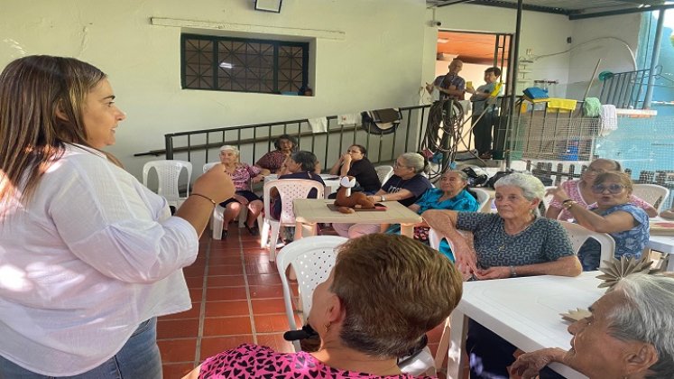 Adultos mayores demuestran que son útiles a la sociedad mediante terapias laborales. / Foto cortesía: La Opinión.