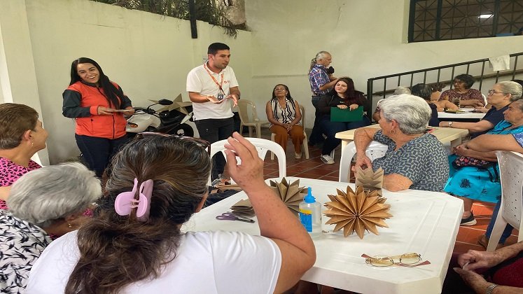 Adultos mayores demuestran que son útiles a la sociedad mediante terapias laborales. / Foto cortesía: La Opinión.