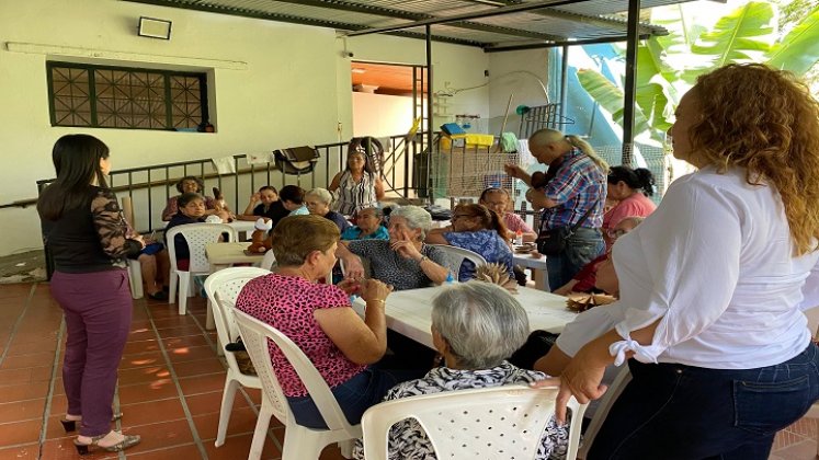 Adultos mayores demuestran que son útiles a la sociedad mediante terapias laborales. / Foto cortesía: La Opinión.