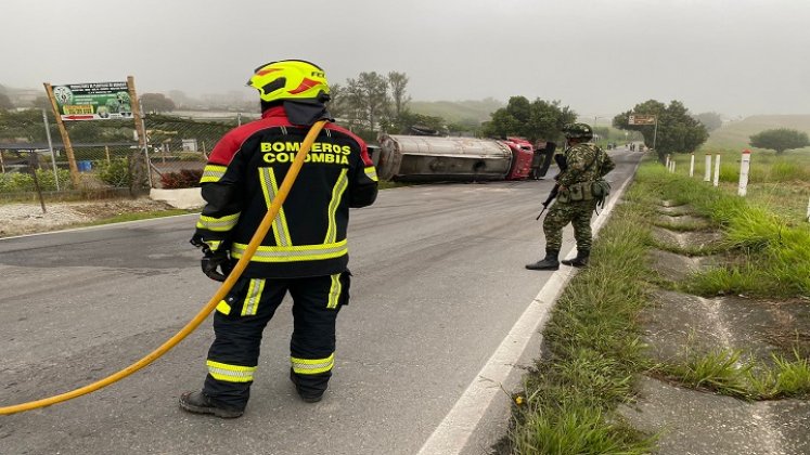 El volcamiento de un vehículo cisterna cerca al río Algodonal enciende las alarmas de las autoridades ambientales. / Foto: Cortesía