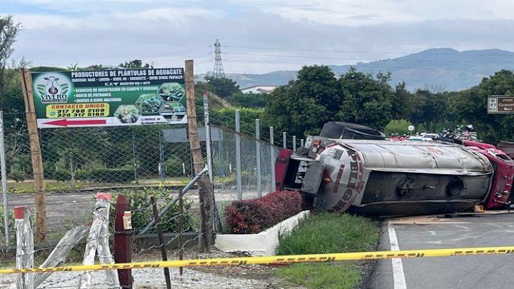 El volcamiento de un vehículo cisterna cerca al río Algodonal enciende las alarmas de las autoridades ambientales. / Foto: Cortesía