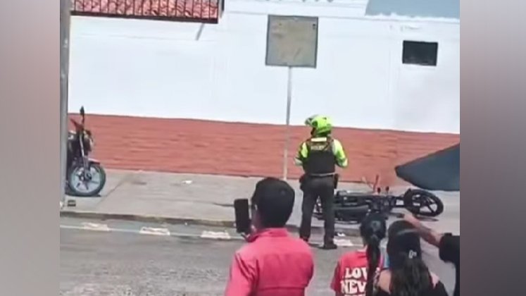 Conductor le prendió fuego a su motocicleta 