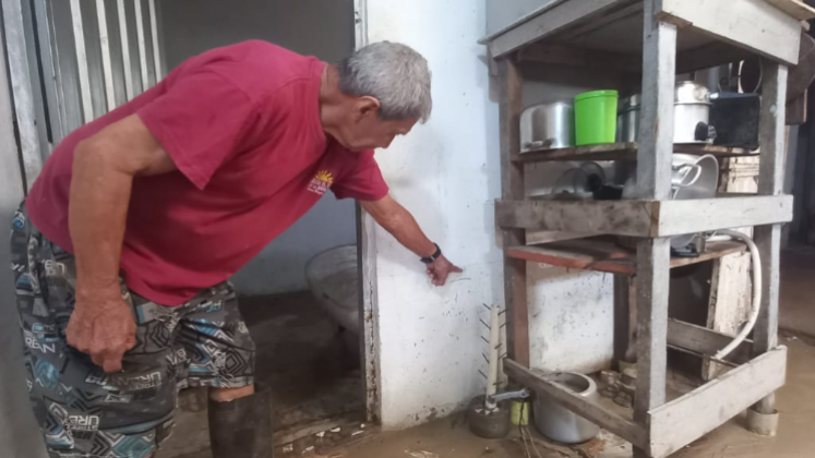 Lluvia desbordó canal en Los Patios y provocó pérdidas materiales.