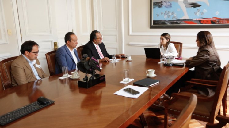 Se reunieron la directora del Departamento Administrativo de la Presidencia de la República, Laura Sarabia, y el presidente de JEP, Roberto Vidal. / Foto: Colprensa