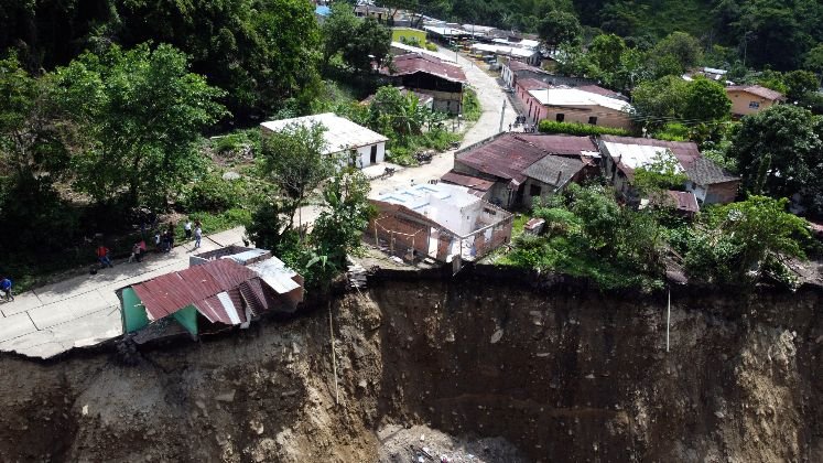 Los habitantes piden que se construya un muro para evitar que sigan los deslizamientos. / Foto: La Opinión