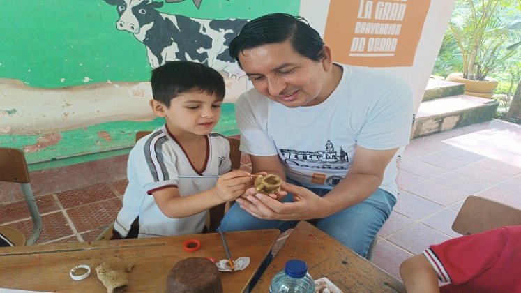 A través de la arcilla los niños campesinos aprenden el proceso evolutivo de las culturas colombianas. / Foto: Cortesía.