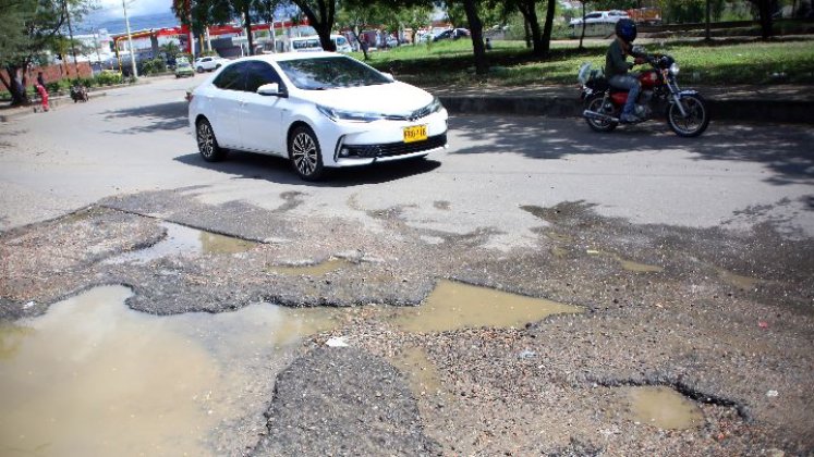 En la glorieta de la avenida Camilo Daza es donde se ve más a fondo la problemática de los huecos. / Foto: Carlos Ramírez.