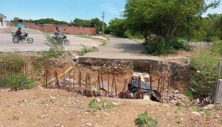 Canal de aguas en el inconcluso corazón de barrio de Estoraques/Foto Orlando Carvajal/La Opinión
