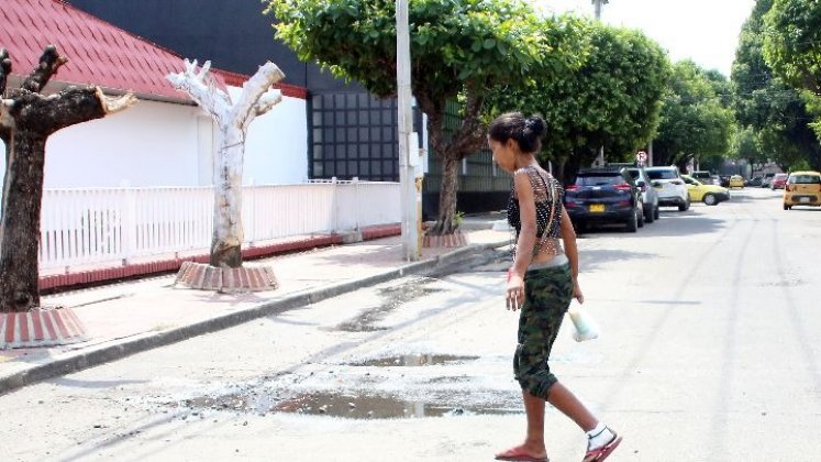 En las calles que conectan al barrio se pueden ver a personas en indigencia. / Foto: Carlos Ramírez.