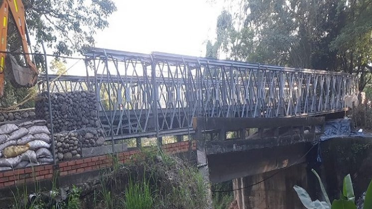 Se normaliza el tráfico vehicular en la carretera Ocaña-Cúcuta, luego de la instalación del puente metálico provisional. Foto Cortesía para La Opinión