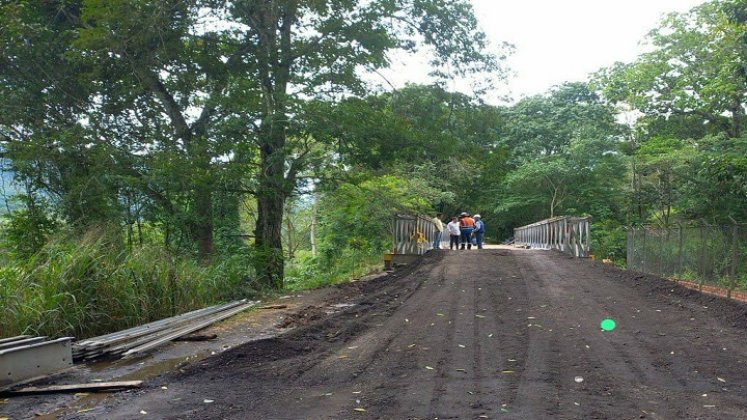 Se normaliza el tráfico vehicular en la carretera Ocaña-Cúcuta, luego de la instalación del puente metálico provisional. Foto Cortesía para La Opinión