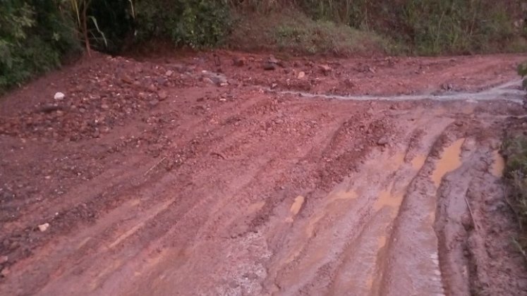 Una emergencia vial se registra en la zona rural del municipio de Hacarí ante los torrenciales aguaceros. 