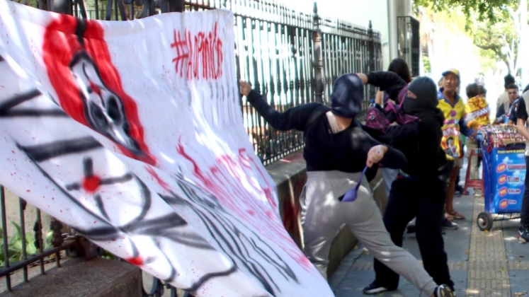 Colectivos feministas atacaron sede de Diario La Opinión.