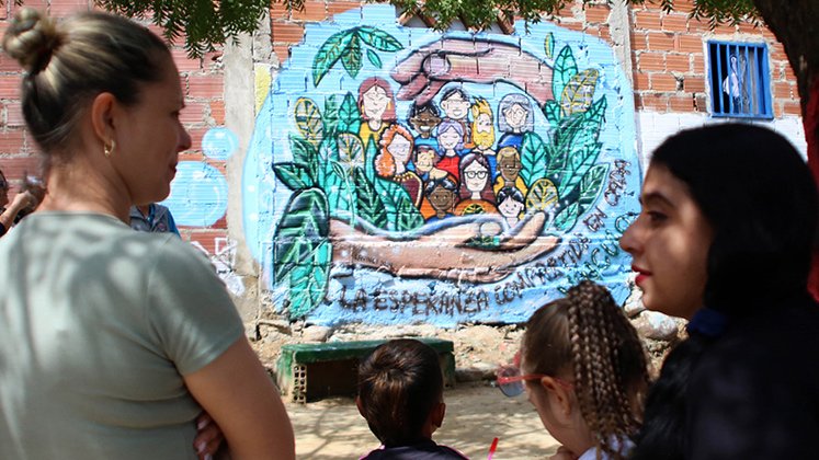 La comunidad rosariense fue protagonista de la develación de un mural conmemorativo alusivo al Día del Migrante. 