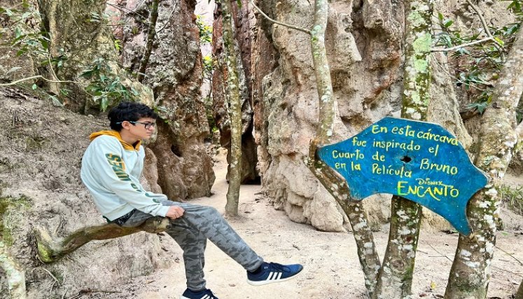 Miles de personas visitan el área única natural de Los Estoraques para admirar los encantos de la naturaleza.
