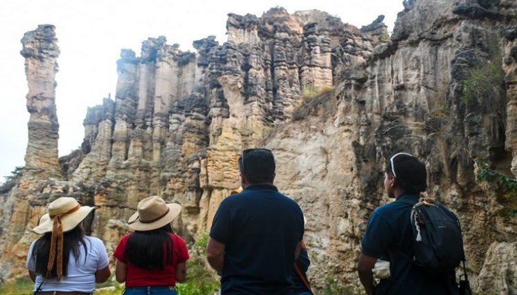 Miles de personas visitan el área única natural de Los Estoraques para admirar los encantos de la naturaleza.