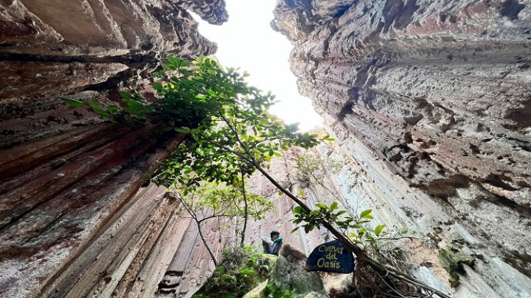 Miles de personas visitan el área única natural de Los Estoraques para admirar los encantos de la naturaleza.