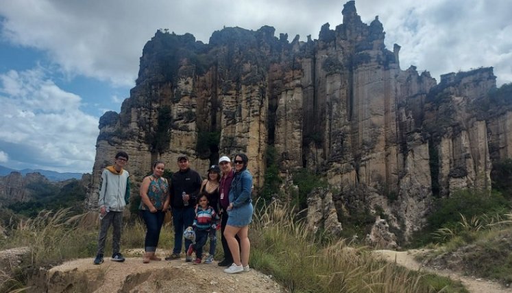 Miles de personas visitan el área única natural de Los Estoraques para admirar los encantos de la naturaleza.