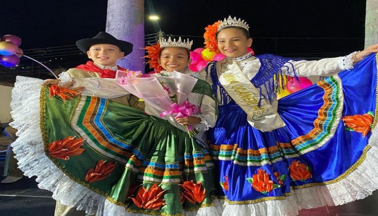 Con un alto nivel en la interpretación de las danzas folclóricas se realiza el Reinado Niña ocañerita.