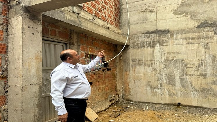 Se levanta un muro de contención para proteger las viviendas en riesgo.