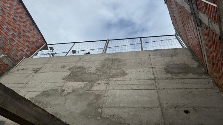 Se levanta un muro de contención para proteger las viviendas en riesgo.