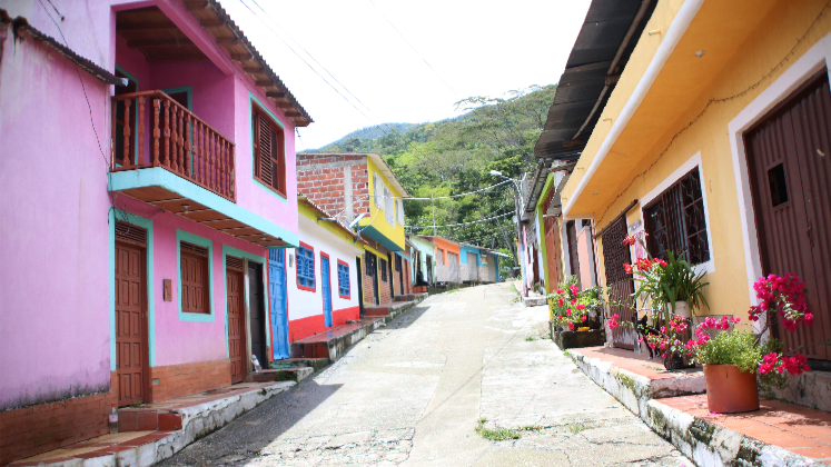 Varias familias habitan en las casas que se mantienen en pie en el viejo Gramalote.