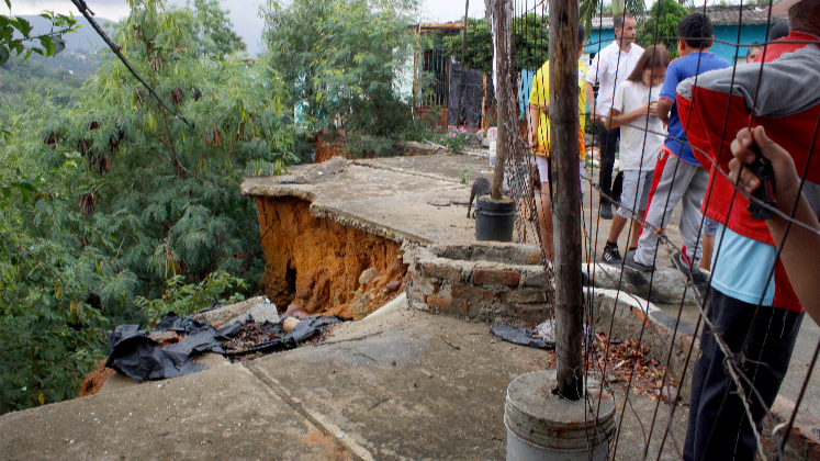 En latente riesgo de derrumbe viven 27 familias en Doña Nidia. 