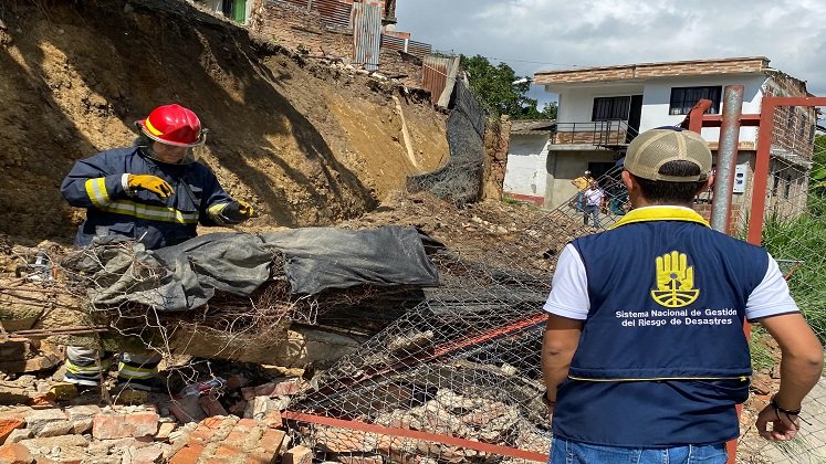 Ante los torrenciales aguaceros un muro de contención y la pared de una vivienda colapsan en el barrio El Palomar de Ocaña.